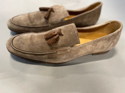 null Mathiew COOKSON 

Pair of natural suede loafers with brown tassels, 

size 44.5....