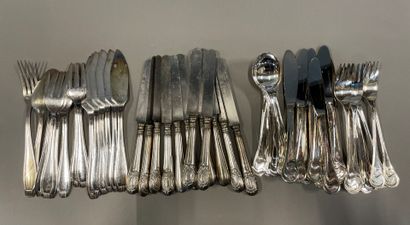 null Lot de métal argenté : Service à thé et café en métal, couteaux, couverts, plateau

et...