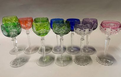 null Onze verres à vin du Rhin en cristal taillé de couleurs de modèles et tailles...
