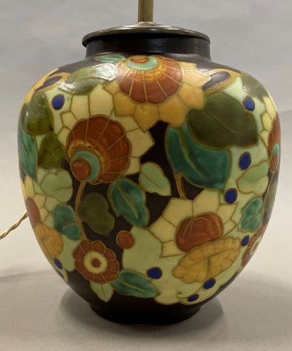 null KERAMIS,Vase en porcelaine à décor de fleurs monté en lampe

H : 24 cm

On joint...