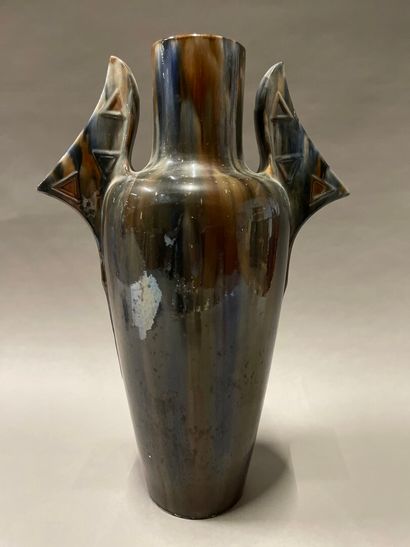null Clément MASSIER (1844-1917) Golf Juan.

Vase balustre en faïence flammée dans...