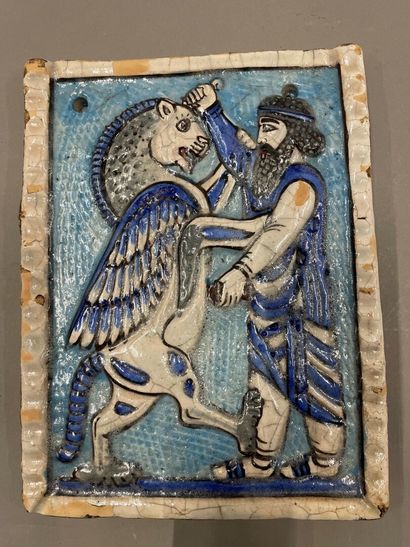 null Carreau en céramique émaillée à motif de guerrier terrassant un animal chimérique

Perse,...