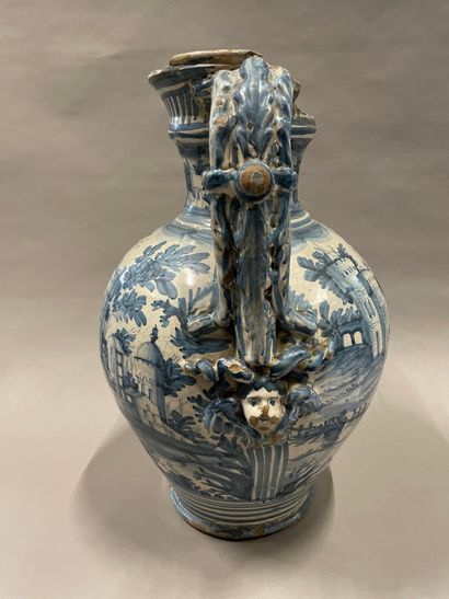 null Vase en majolique italienne à décor de paysage maritime, XVII° siècle.

H :...