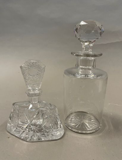 null Flacon à parfum en verre taillé (15 cm)

et carafe en verre (22 cm)

On joint...