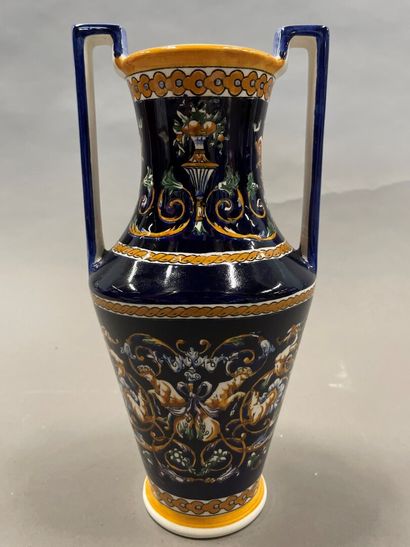 null GIEN

Vase en faïence en forme d'amphore à deux anses à décor de putti dans...