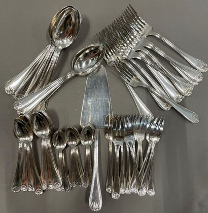null Set of silver plated cutlery with shell pattern including :

large cutlery,...