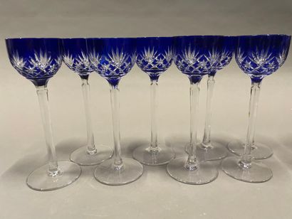 null Ensemble de huit petits verres à vin du Rhin en cristal taillé bleu. 

H : 17...