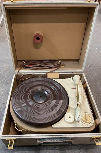 null SUPERTONE record player in its box and set of 45 rpm vinyls