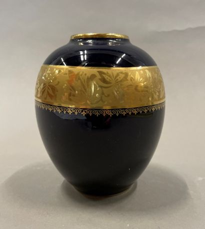 null HAVILAND, vase ovoïde en porcelaine émaillée bleu et or.

H : 12,5 cm
