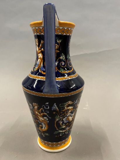 null GIEN

Vase en faïence en forme d'amphore à deux anses à décor de putti dans...