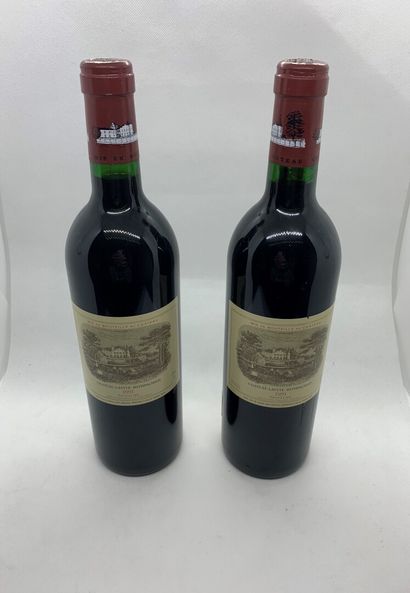  2 bottles of Château LAFITE ROTHSCHILD Pauillac 1991, 1 label with a very slight...
