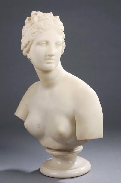 null Buste en marbre blanc: Jeune femme coiffée d'un chignon, la tête tournée vers...
