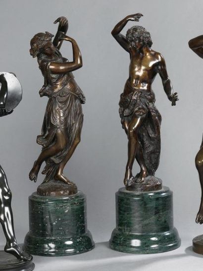 null Deux statuettes représentant un jeune éphèbe et une jeune femme dansant, bronze...