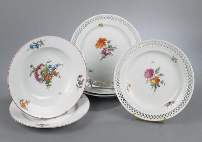 BERLIN Six assiettes en porcelaine à décor de fleurs, aile ajourée. XVIII° siècle....