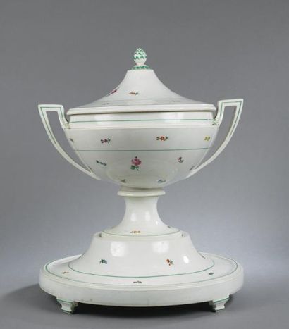 VIENNE Soupière couverte en porcelaine à décor de fleurettes. Fin XVIII° siècle....