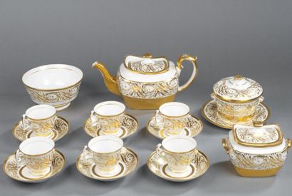 PARIS Service à thé en porcelaine, à décor or, comprenant: théière, deux sucriers,...