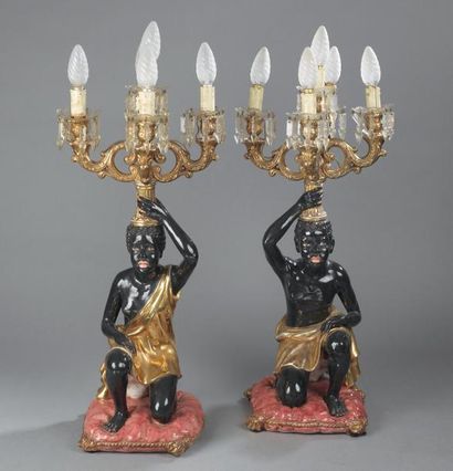 null Deux candélabres en porcelaine, couple de nègres sur des coussins Fin du XIX°...