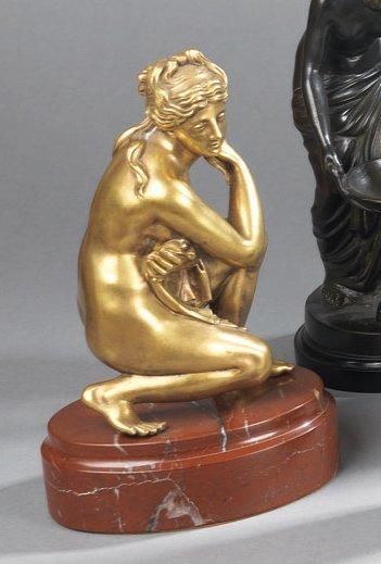 null Vénus à la coquille (manque la coquille) en bronze ciselé, sur un socle en marbre...