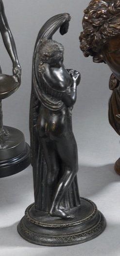 null Jeune femme au drapé en bronze à patine noire. Italie, XIX° siècle. 27,5 cm