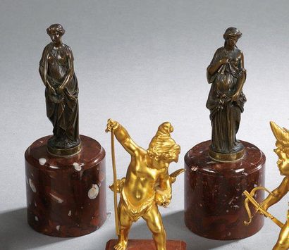 null Paire de bronzes représentant Vestale aux fleurs et aux instruments de musique...