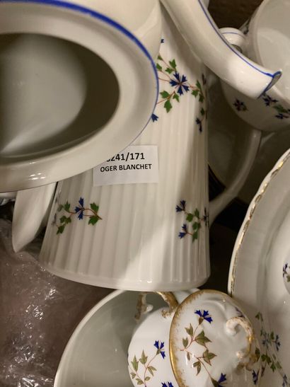 null Service à thé et café en porcelaine à décor de fleurs bleues.

On y joint une...