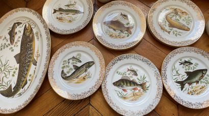 null Partie de service de table en porcelaine de Limoges à décor de poissons comprenant...