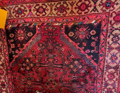 null Deux tapis en laine, l'un à décor géométrique de médaillon central et quatre...