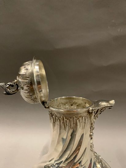 null Silver baluster coffee pot with twisted ribs. 

Louis XV style. 

Weight : 840...