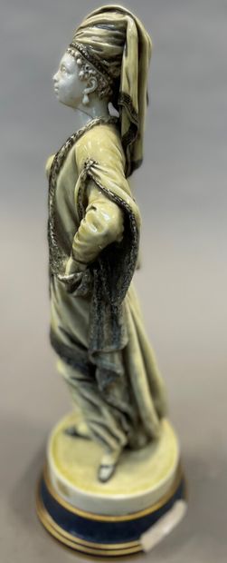 null Oriental woman in Sèvres porcelain 

Marked on the base

H. 41 cm 

Accidents,...