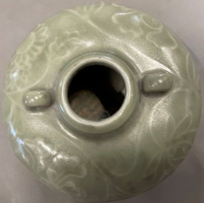 null Trois vases et une théière en porcelaine émaillée Céladon, 

Chine XXème siècle.

H....
