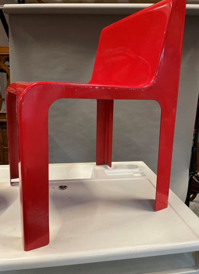 null Marc BERTHIER, Ozoo model

Child's desk and chair in white and red polyester....