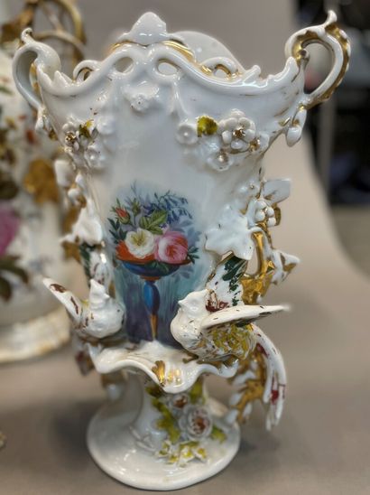 null Lot de porcelaine de Paris et faïences comprenant : un grand vase avec anses...