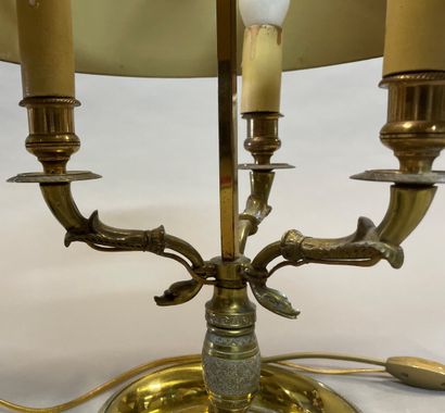 null Deux lampes de bouillote à trois lumières en bronze, l'une à motifs corps de...