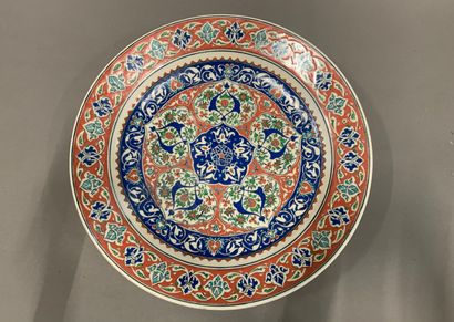 null 
Plat en faïence dans le goût d'Iznik.




Restaurations.




Diamètre : 46...