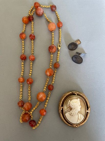Lot including :

A metal brooch with a cameo...