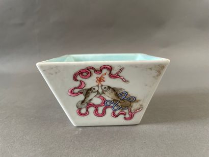 null CHINE - XXe siècle

Coupe quadrangulaire en porcelaine décorée en émaux polychromes...
