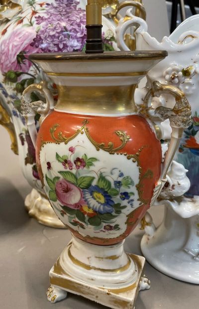 null Lot de porcelaine de Paris et faïences comprenant : un grand vase avec anses...