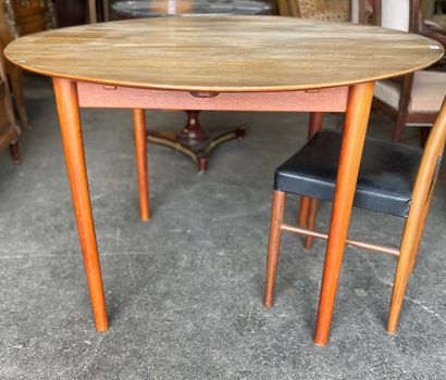 null Table ronde en teck à quatre pieds

Travail scandinave, vers 1960.

(diam :...