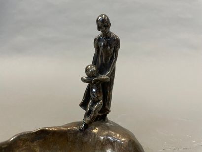 null Peter TERESZCZUK (1875-1963)

"Mother and child".

Empty cup with metallic patina,...