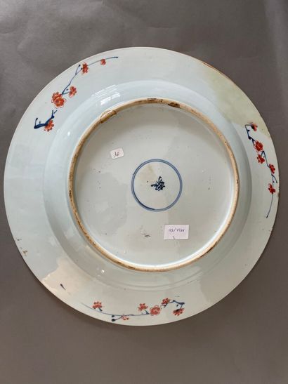 null A large Imari porcelain dish decorated with floral motifs.

Diameter : 43,5...
