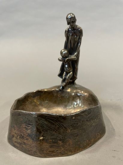 null Peter TERESZCZUK (1875-1963)

"Mother and child".

Empty cup with metallic patina,...