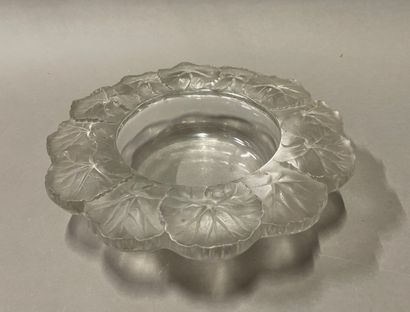 null LALIQUE

Round cup in pressed moulded crystal with a water lily leaf motif.

Signed...