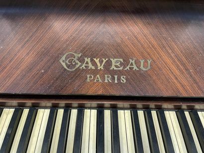 null Rosewood veneer upright piano, GAVEAU brand.

Metal frame, crossed strings.

127...