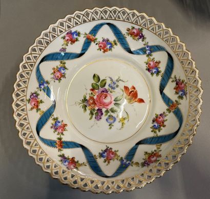 null Corbeille, deux présentoirs et une coupe en porcelaine ajourée de Dresde à décor...