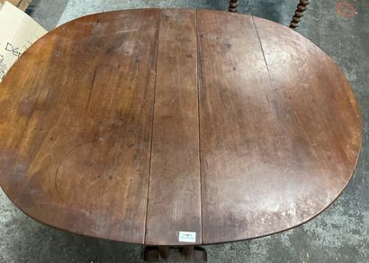 null 
Mahogany shutter table with ringed legs.



70 x 81 x 107 cm



Accidents,...