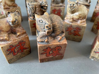 null Set of 12 hard stone seals carved with animals,

H : 6,5 - 7 cm approximate...