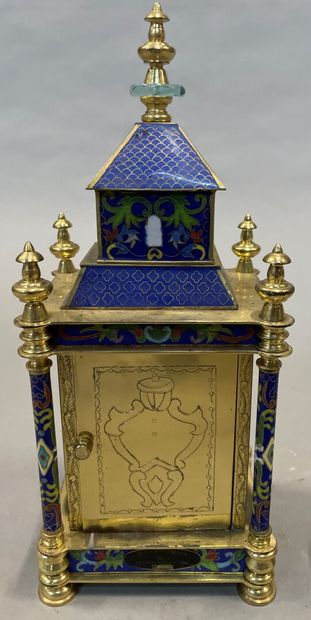 null Pendule de table en métal doré et plaques en porcelaine 

H. : 31 cm

Petit...