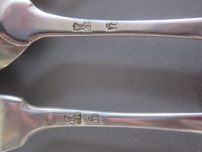 null 
Nine silver dessert spoons with numbers,

English silver cutlery, single-flat...