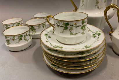  Service à thé et café en porcelaine à décor de lierre. 
Fin du XIXème ou début du...