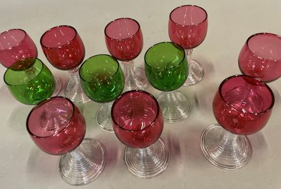  Eleven Roemer glasses with white glass stem and coloured glass bowl. 
H : 12 cm...
